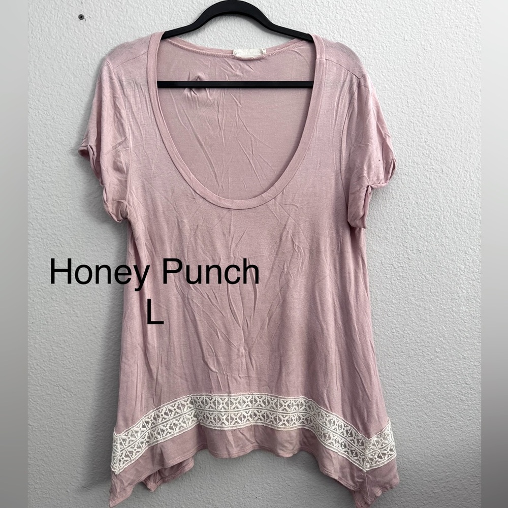 Lace inset HONEY PUNCH rose sharkbite hem shirt L